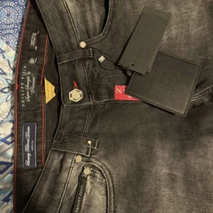Philipp Plein Jeans HELT NYA MED LAPPAR  - Helt nya med lappar Väldigt fräscha och unika Nypris 5 799 Pris kan diskuteras endast vid snabb affär