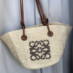 Sommar väska  - Säljer nu min perfekta sommarväska som är inspirerad utav en väska ifrån L o e w e🌞🏖️