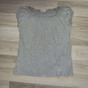 Topp  - Grå topp från H&M i stl 158/164.  