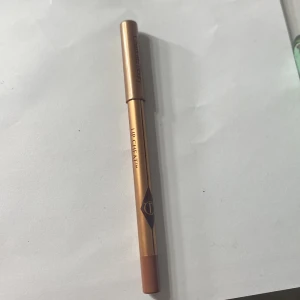 Charlotte tilbury Läppenna  - Mkt kvar i den. Köpt i januari. Använd nåra ggr. Iconic nude