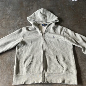 Polo Ralph Lauren zip hoddie - Tja säljer en skön tröja från Ralph Lauren. Den är i bra skick. Storleken är L i barn storlek fast den är Som en XS i vuxen storlek 