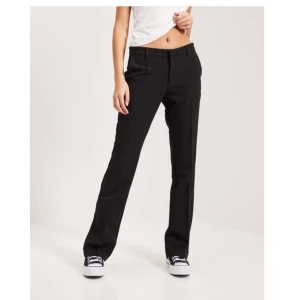 Lågmidjade kostymbyxor - Ett par lågmidjade kostymbyxor i storlek xs. Köpta på Nelly men är från märket Neo Noir. 🩷 De är väl använda men i bra skick. 😊