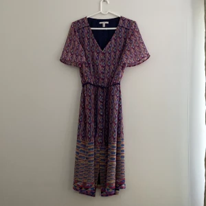 Klänning Esprit - Knälång klänning från Esprit, stl 40  Endast använd vid ett tillfälle. Pris kan diskuteras.