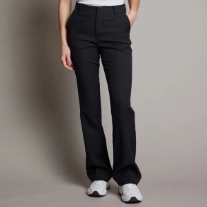 Kostymbyxor - Säljer mina Vilma kostymbyxor från Bikbok. Storlek 34. Använda men i mycket bra skick💜