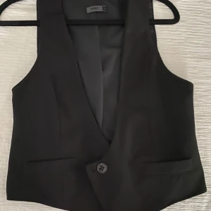 Väst - En svart ”väst”, har inte kommit till användning. 