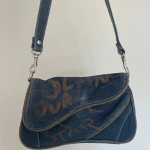 Handväska - Coolaste handväskan som är köpt i en vintagebutik!!! Lite blekningar i jeanset som man ser på bilderna men annars i utmärkt skick🎈