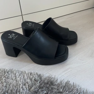 Sandaletter  - Sandaletter med platåsula. Klackhöjd 8cm. Aldrig använda
