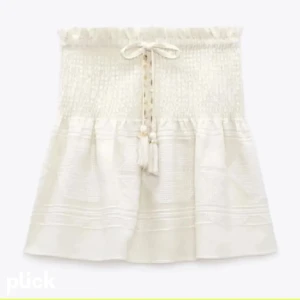 Zara kjol🫶🏼 - Så söt zara kjol som inte används längre💘 Bra skick och köptes för runt 350kr🥰