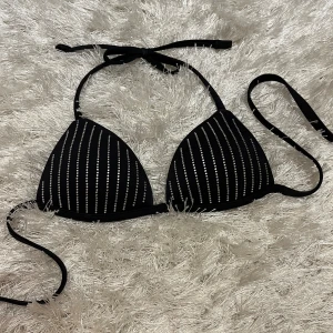 Calzedonia bikini - Jättefin Calzedonia bikini överdel med glitter stenar på. Storlek Xs💓