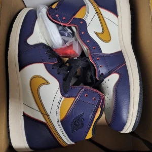Nike air jordan - Nike air jordan 1 high. Denr helt ny har aldrog använt den som det ser ut på bilderna den ligger kvar i sin kartong. Den är i storlek 38. Den har 4 olika färger på skosnören färgerna är svart, vit, röd och mörk lilla. Kan gå ner i pris vid snabbaffär