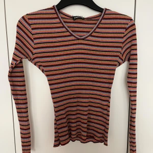 Långärmad tröja - Jättefin långärmad randig tröja i söta färger som sitter supernice när man har på sig den! ❤️ kontakta för bilder på eller vid andra funderingar!  