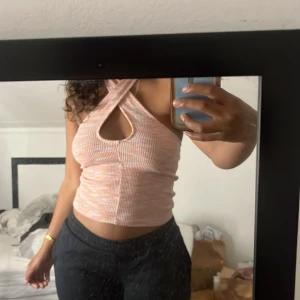 Gina tricot halterneck orange/rosa topp - En halterneck topp i orange/rosa färg. Mycket bra skick bara använd fåtal gånger