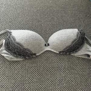 Intimissimi bh - En Intimissi bh i strlk 75B i mycket bra  skick!!Används väldigt  fåtal gånger och är tvättad,inga fläckar och inga hål💕Kan gå ner i pris vid snabb affär,skriv för fler bilder elr  frågor😁