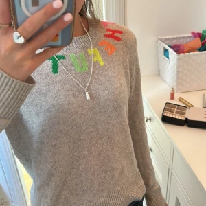 From future tröja - Jättefin cashmere tröja från from future🤗🤗 den är i fint skick förutom att den har ett hål i armbågen som man dock kan sy igen men därför säljer jag tröjan för ganska billigt❤️❤️