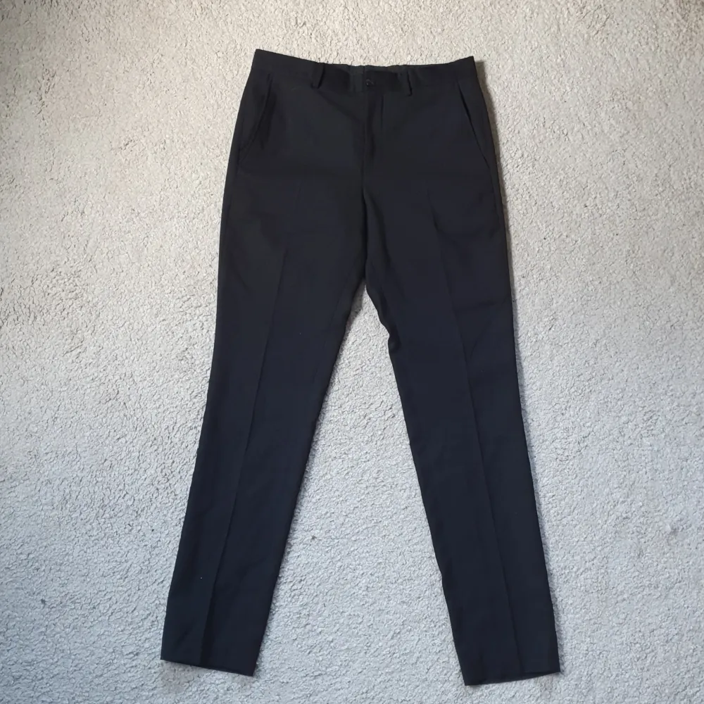 Jack n jones Jprsolaris super slim kostymbyxor säljs för 450kr. Skick 10/10 (använda två gånger), nypris 900kr. Storlek 46.. Jeans & Byxor.