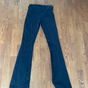 Svarta yogabyxor  - Svarta flare tights i runt martialisk i storlek S.
