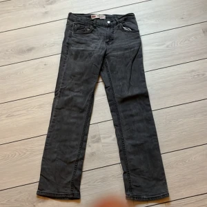 Levis jeans - Riktigt snygga Levis jeans som jag säljer för att de är för små. Storleken är 12A. Hör av er vid frågor👍
