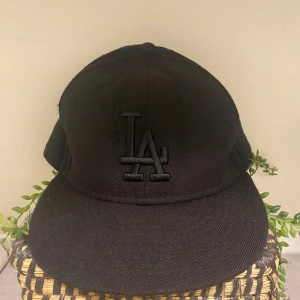 New era keps - En riktigt fet och trendig ”new era” keps i väldigt bra skick! Hör gärna av er vid mer frågor !