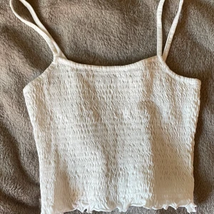 Linne - Jag säljer detta söta vita linne från Bikbok i storlek xs. Aldrig använd!💕💕