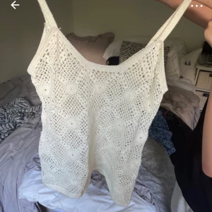 Stickat linne - Stickad jätte fint linne som är i storlek m men passar xs och s använt en gång 