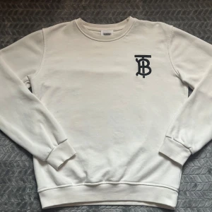 Burberry sweatshirt - En fin sweatshirt från märket burberry knappt använd så i stort sett nyskick!