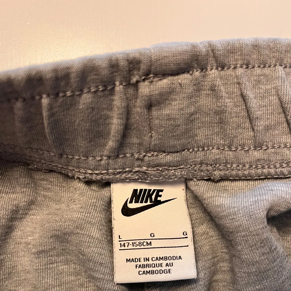 Mycket fina knappt använda Nike-Techbyxor. . Jeans & Byxor.