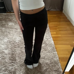 utsvängda mjukisbyxor - utsvängda svarta mjukisbyxor med snören, från kappahl i storlek 164 (kan passa även för de som brukar ha xs)!