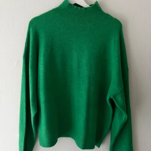Grön stickad polotröja  - Grön stickad polotröja. Normal passform 