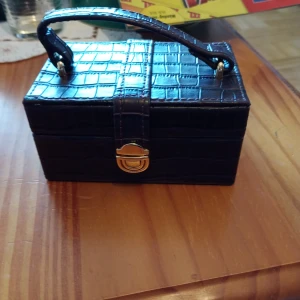 Brunt smyckeskrin låsbart - Fint litet smyckeskrin brunt låsbart med så spegel ofack inuti. 