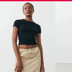basic tight top gina - T-shirt som är något croppad. Något använd men fortfarande i felfritt skick. Super skönt och stretchigt material! 