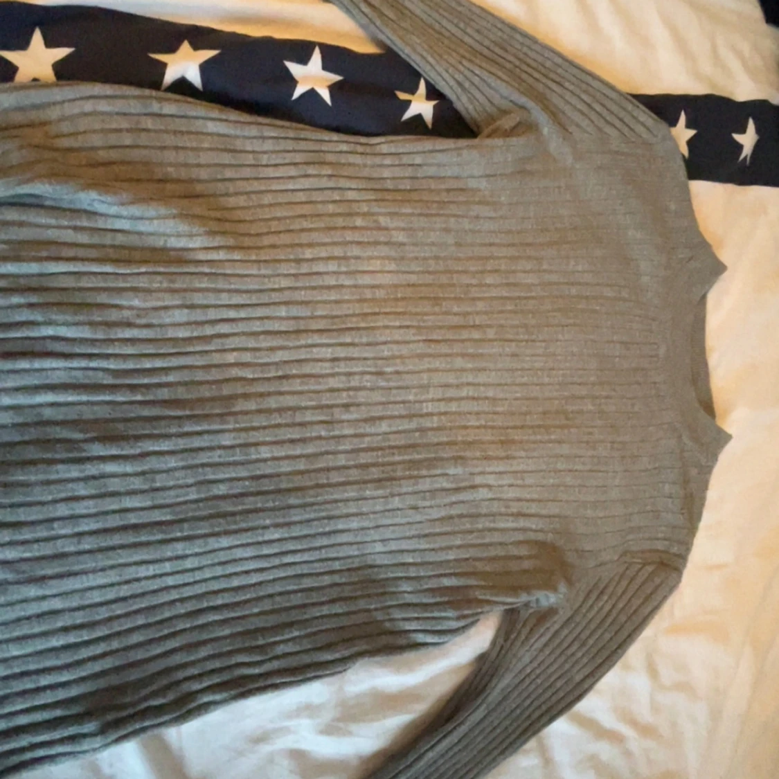 Grå långärmad tröja