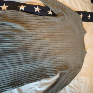 Grå långärmad tröja - Basic långärmad grå tröja✨🩶