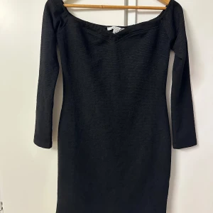 Nrlly klänning - Nelly klänning off- shoulder’s storlek M