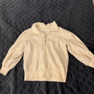 Stickad tröja - En superfin stickad kortärmad tröja, använd en gång och priset kan diskuteras💗