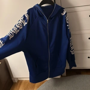 Zip up hoodie - Blå zip up hoodie anledningen till säljning pg av för stor storlek  Storlek S/M