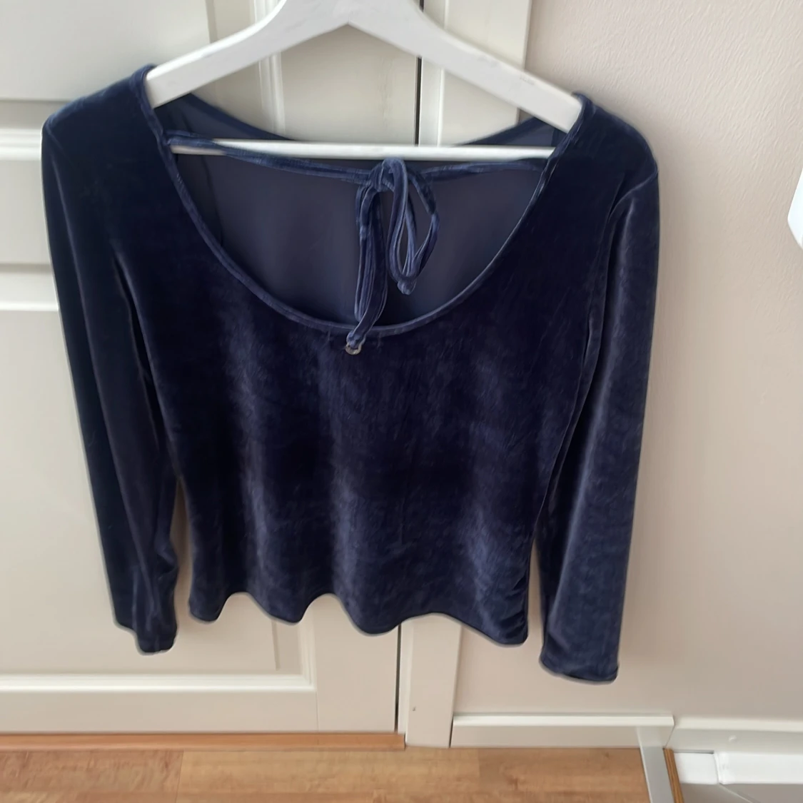 Sammet tröja med öppen rygg  - 90