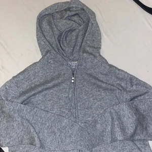 Kashmir Zip hoodie - Säljer min asfeta Kashmir zip hoodie, som är helt oanvänd, pris kan diskuteras😀
