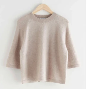 Trekvartsärmad &Other Stories tröja - Intressekoll på min trekvartsärmade tröja från &Other Stories som endast är använd ett fåtal gånger och är i nyskick. Kom privat för bilder på den. 