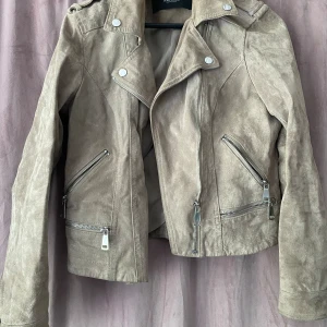 Mockajacka😍 - En beige mocka med silvriga detaljer och märket Vero moda, kostar endast 300 kr ordinarie pris är 1150 kr💗