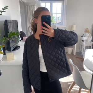 Jacka  - En jacka från UNIQLO som inte riktig va min stil. Och därför säljer jag den. Helt ny och prislappen är kvar. Den är storlek XXL men jag skulle säga att den är en s/m på mig😀nypris 700kr 