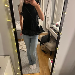 Ljusblåa jeans  -  Säljer dessa super fina utsvängda jeansen, då jag har ett liknande par. 💞  + De är i mycket bra skick💓💓
