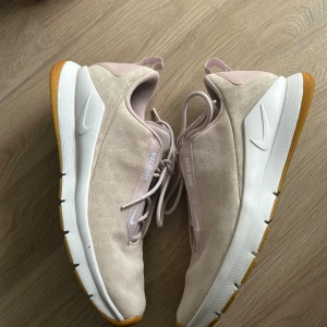 Nike Rivah Sneackers i gott skick  - Säljer ett par Nike Rivah i mycket gott skick. Dessa sneackers är väl omhändertagna, vilket ni kan se på bilderna. Färgen är rosa/beige. 