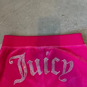 Rosa juicy couture set💞 - Jättefint juicy set med fina detaljer köpt i new York, nästan aldrig använt💖I bra skick, skriv för mer info eller vid intresse💞pris kan diskuteras💘