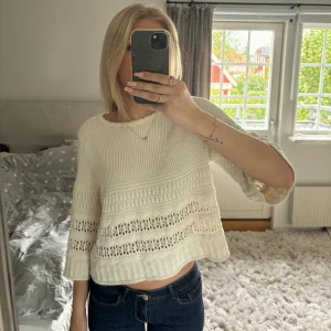 Trekvartsärmad Stickad tröja - Jättesöt stickad tröja med hål i🤍🤍 storlek xl men passar xs-xl beroende på hur man vill att den ska sitta🫶🏼