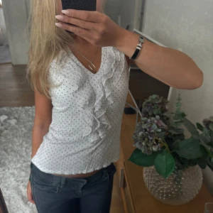 Prickig topp - Söt prickig topp med volanger