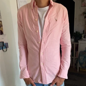 Ralph Lauren skjorta  - Säljer denna riktigt feta o trendiga skjorta ifrån polo Ralph lauren!🤩 Den är i storlek XS custom fitt!  Hör av dig vid frågor och funderingar!