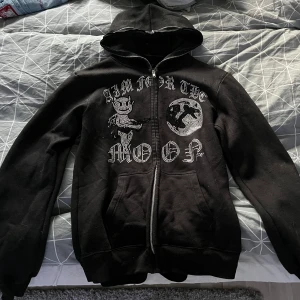 Aim for the moon Hoodie - Svart aim for the moon hoodie i storlek M. Använt skick ❤️