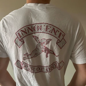 One Of One T-shirt - En extremt limiterad och exklusiv One Of One t shirt med ett snyggt och stilrent tryck på ryggen.  ⚪️Vit fräsch färg⚪️ 🙌🏽Nyskick, inga defekter, alla stenar kvar (10/10)🙌🏽 🌊Storlek S🌊 Hör gärna av er vid minsta fundering eller vid fler bilder Mvh  