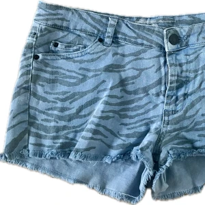 Coola shorts  - Vet inte vart de är ifrån, storlek 38 men passar även s. Använd ett fåtal gånger 