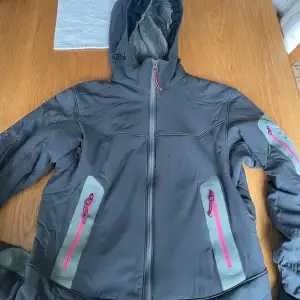 Säljer en Arcteryx jacka Wmns Shell jacket i stl L använt skick, lätt vaderad. skulle säga att stl är mer som en M. 